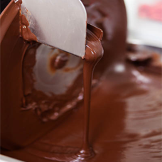 Темный шоколад с сублимированной клубникой